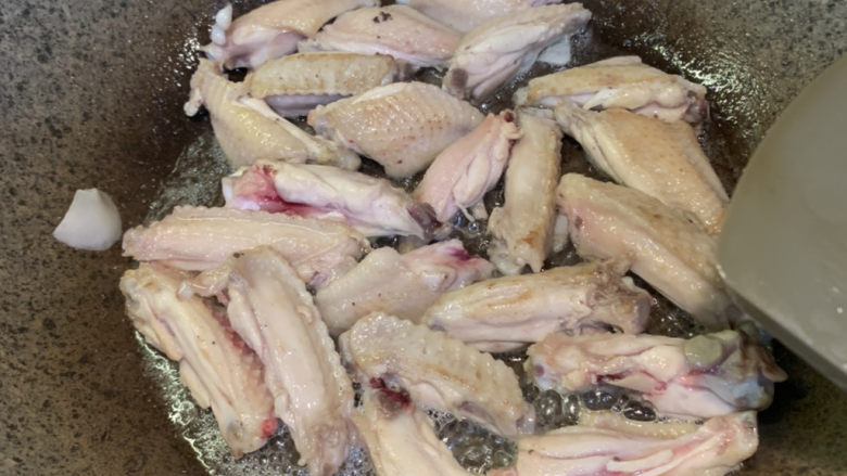 干锅洋葱鸡翅,中小火慢煎,中途需要不停翻转鸡翅避免焦