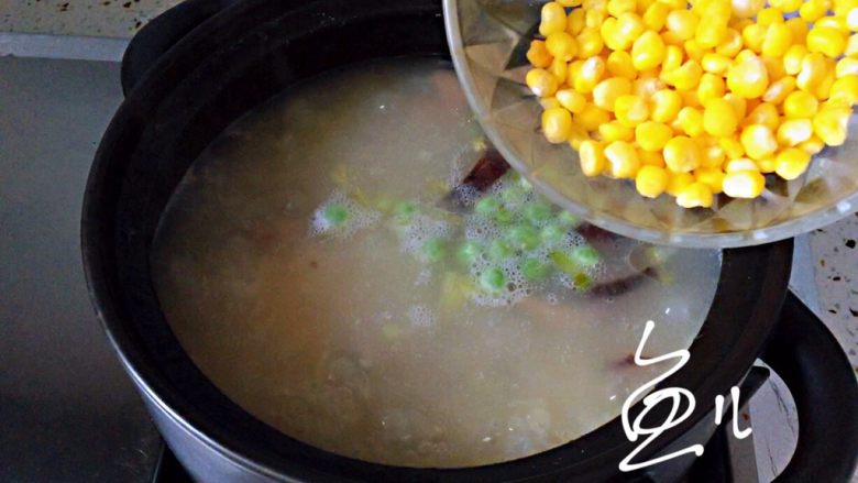 鲜虾砂锅粥,放入玉米粒,继续煮5分钟