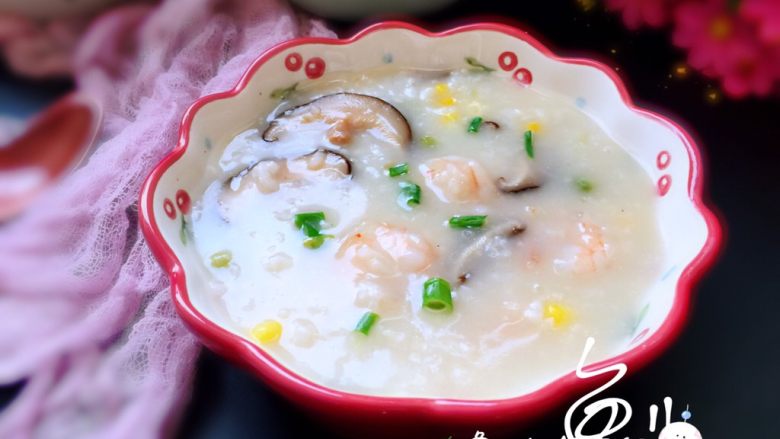鲜虾砂锅粥,盛入碗中,喝粥吧