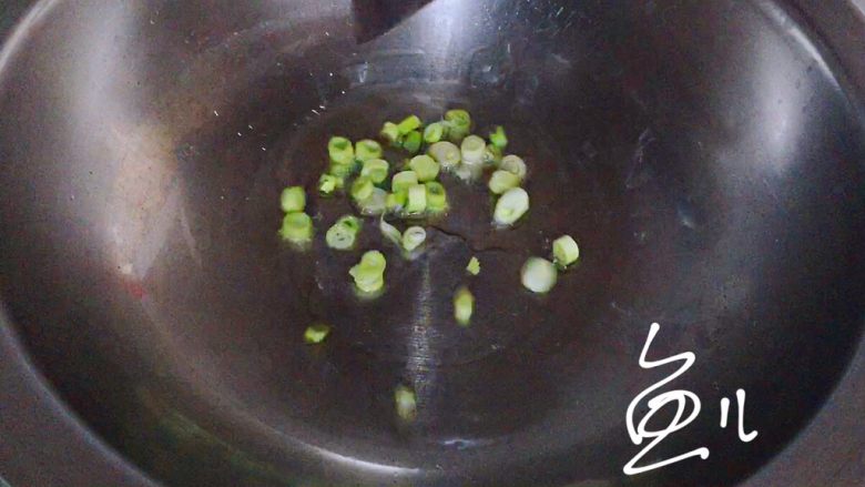 鲜虾砂锅粥,油锅烧热,放入葱碎爆香