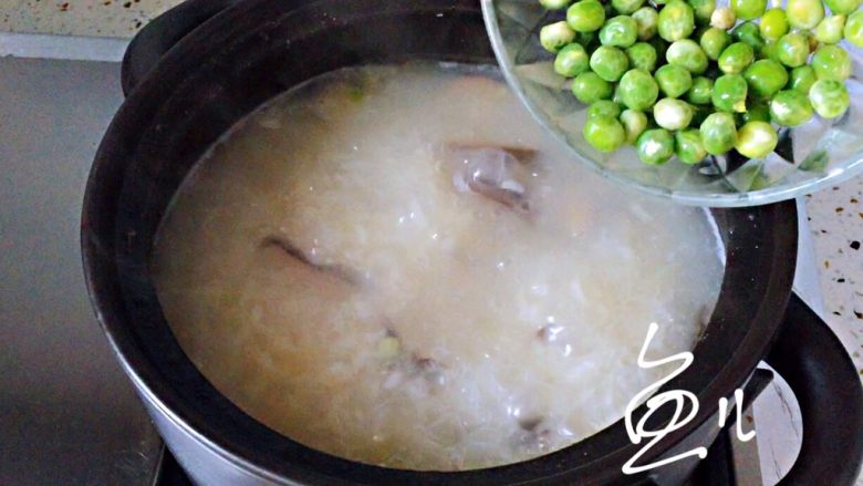 鲜虾砂锅粥,煮约15分钟,放入豌豆粒