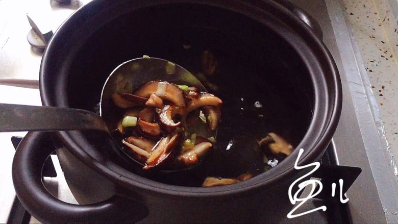 鲜虾砂锅粥,炒匀的香菇放入砂锅中,添适量清水