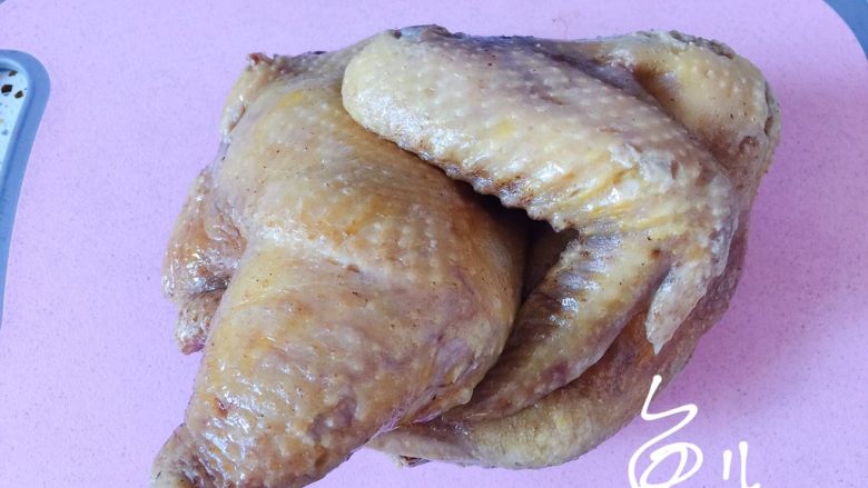 盐水鸡,冷藏后的鸡肉比较紧致,切块食用即可
