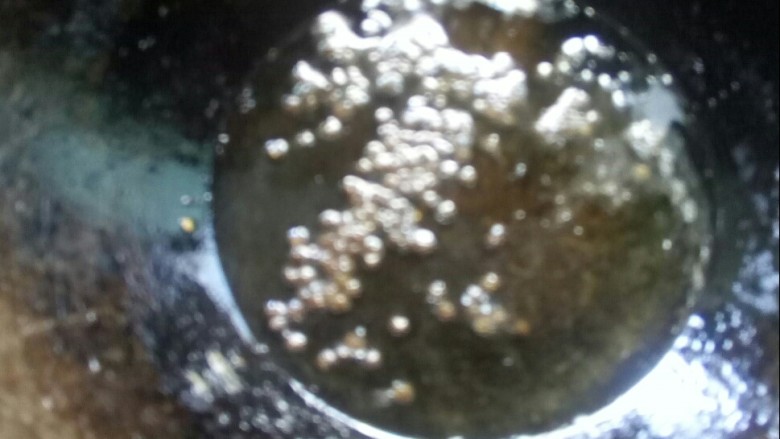 长寿湖水煮鱼,炒锅倒菜籽油,放花椒,小火炒香。