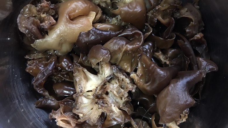 黄瓜木耳炒鸡蛋,木耳泡发好去蒂,用盐或者面粉清洗干净