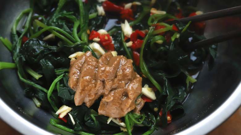 麻酱拌菠菜,然后加入一大勺芝麻酱,我用的芝麻酱里油也比较大,所有没有另外往菜里放油,要想香一些可以加点芝麻油进来。