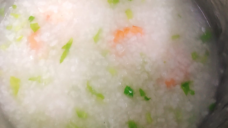 鲜虾砂锅粥,拌匀