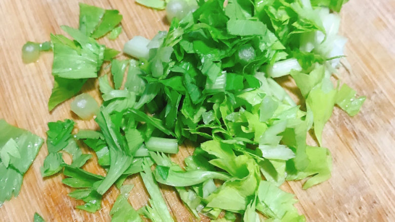 鲜虾砂锅粥,西芹叶切碎