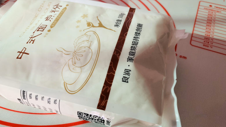 红枣红糖馒头,面粉500g,一次可以做中等大的馒头18个左右,买包装好的500g一包,方便;