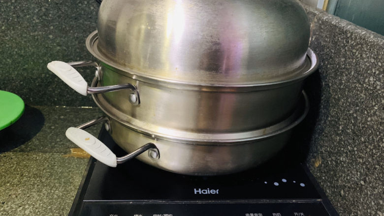 红枣红糖馒头,中火,开盖先蒸5分钟,馒头皮先定型,这样锅盖水滴上去不会让皮发硬,盖住锅盖继续蒸,全程蒸20分钟就好了;