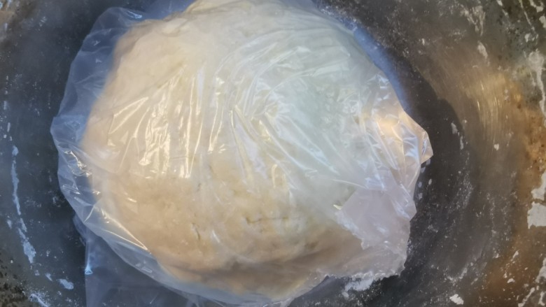茄子鸡蛋打卤面(手擀面),盖一层塑料袋