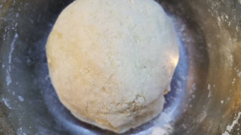 茄子鸡蛋打卤面(手擀面),揉成光滑面团,如果太干就加点水,如果粘手就加点面粉