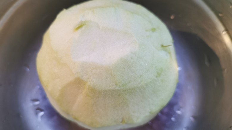 茄子鸡蛋打卤面(手擀面),削皮备用