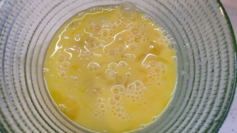 茄子鸡蛋打卤面(手擀面),用筷子打散