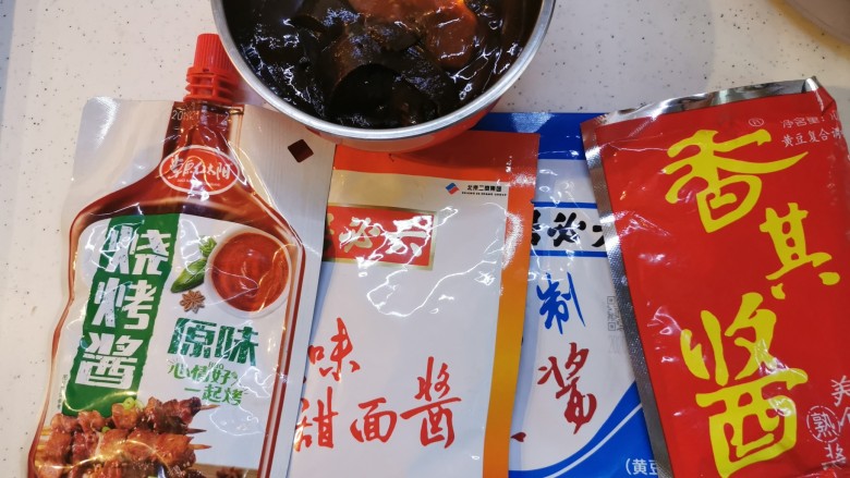 茄子鸡蛋打卤面（手擀面）,准备好各种酱，取适量