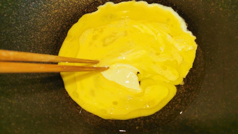 茄子鸡蛋打卤面(手擀面),用筷子朝一个方向搅拌
