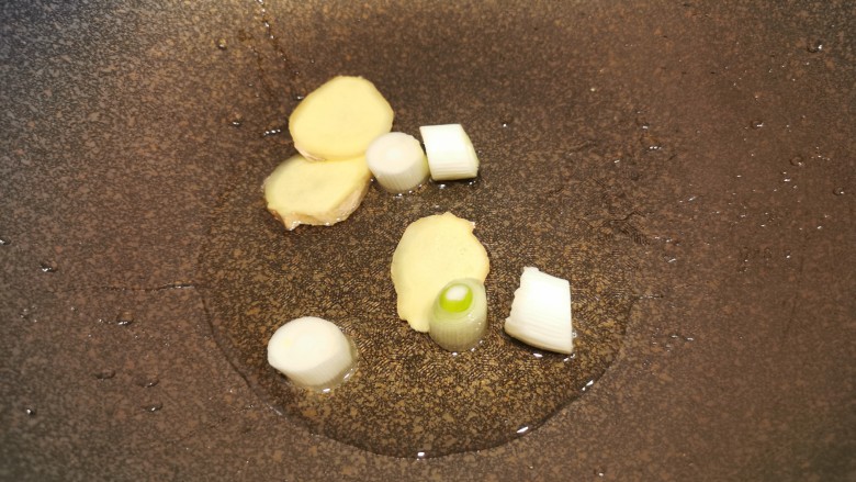 茄子鸡蛋打卤面(手擀面),锅中放油,油热后放入葱姜