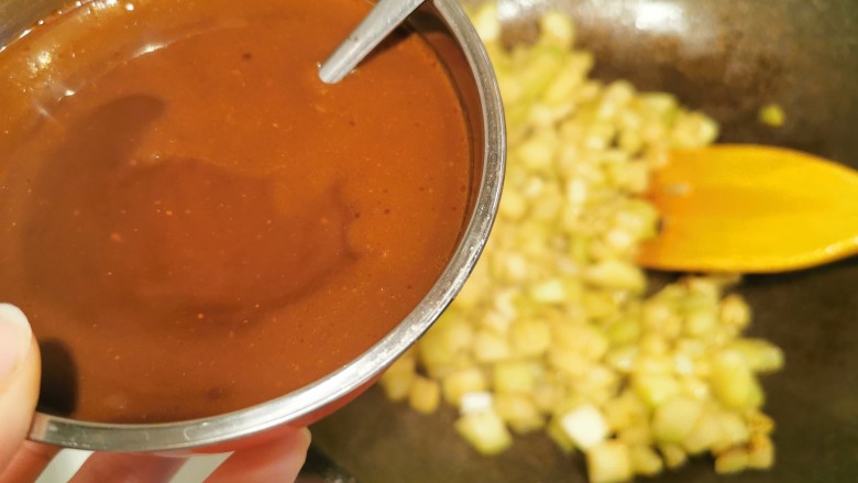茄子鸡蛋打卤面(手擀面),倒入酱汁