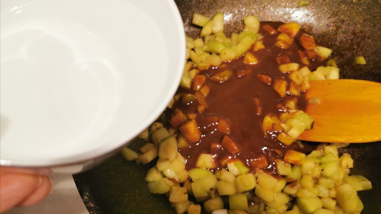 茄子鸡蛋打卤面(手擀面),加适量清水搅拌