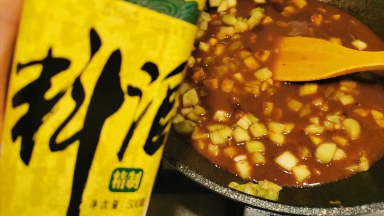 茄子鸡蛋打卤面(手擀面),加少许<a style='color:red;display:inline-block;' href='/shicai/ 718'>料酒</a>