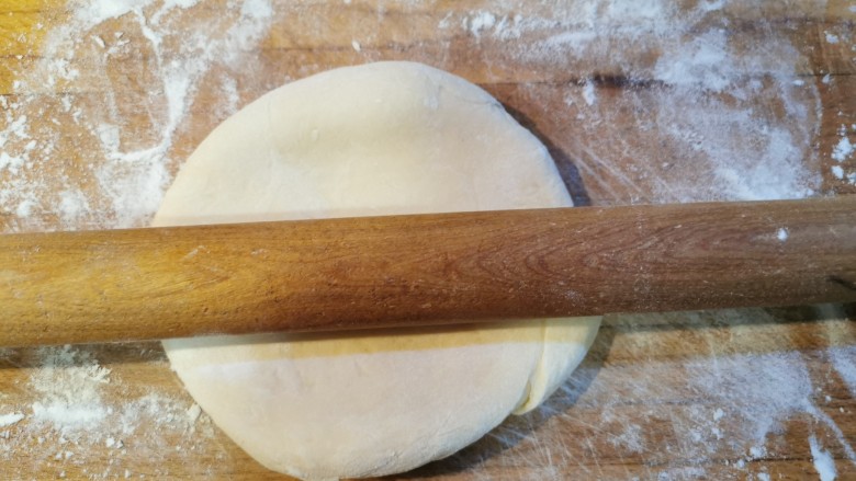茄子鸡蛋打卤面(手擀面),取其中一份面团,用擀面杖擀开