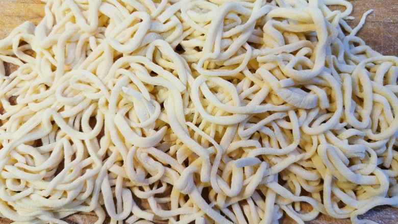 茄子鸡蛋打卤面(手擀面),加面粉防止粘连,吃不完的放在冰箱冷冻起来。