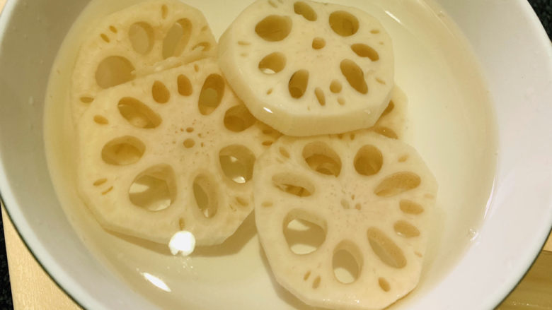 桂花糖藕,把切好的藕片,先泡清水中,防变色;