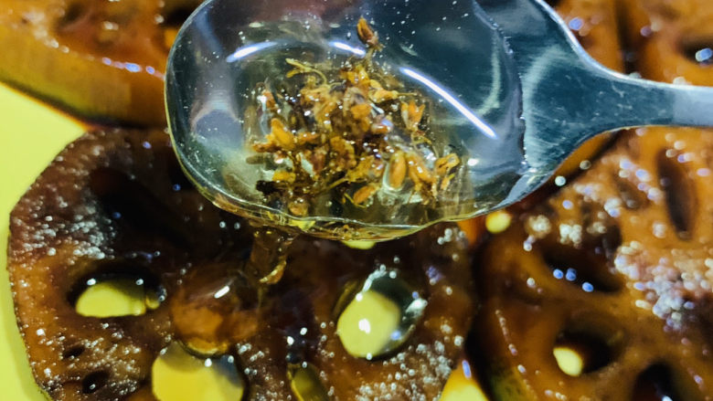 桂花糖藕,用筷子夹出莲藕,把红糖浓汁倒在表面,再取桂花蜜涂抹表面,煮好放冰箱冷藏一个晚上,味道极佳;