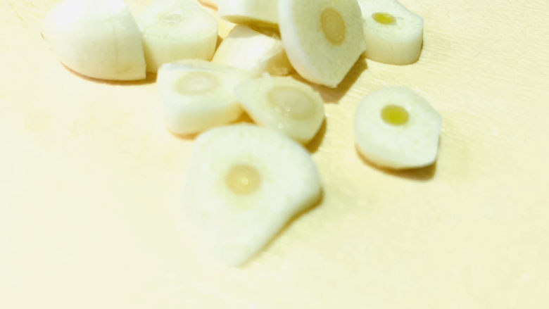 醋溜藕片,蒜头去皮,切薄片;