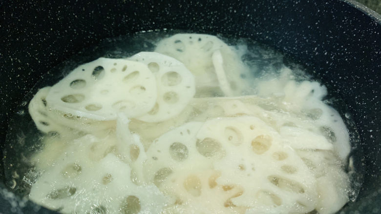 醋溜藕片,锅里水煮开后,放入藕片,煮1分钟,捞出;