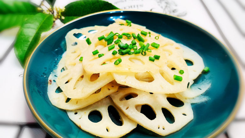 醋溜藕片,撒上葱粒,醋溜莲藕完成了!
