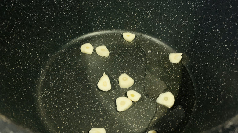 醋溜藕片,锅里加油,放蒜片,大火炒香;