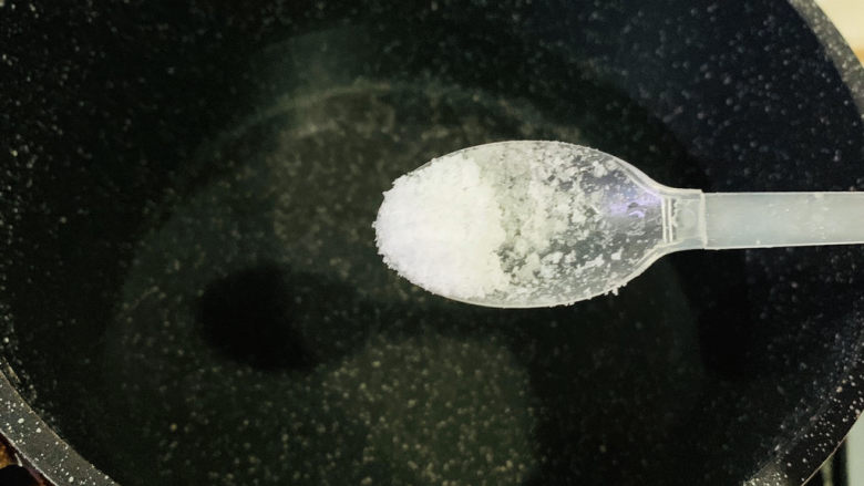 醋溜藕片,锅里清水加少许盐;