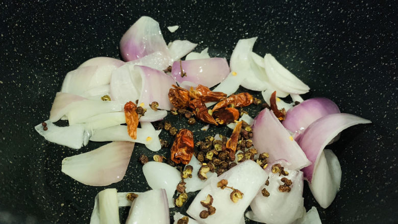 干锅藕片,再加入辣椒和花椒;