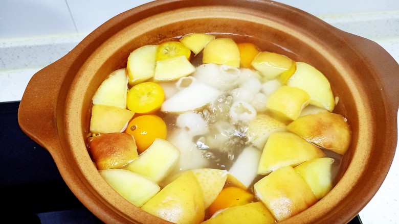 苹果雪梨汤,转小火煮18分钟,放入桂圆