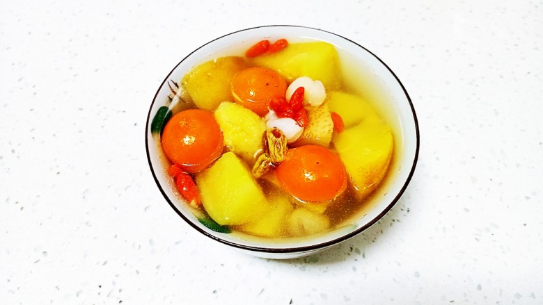 苹果雪梨汤,盛入碗中