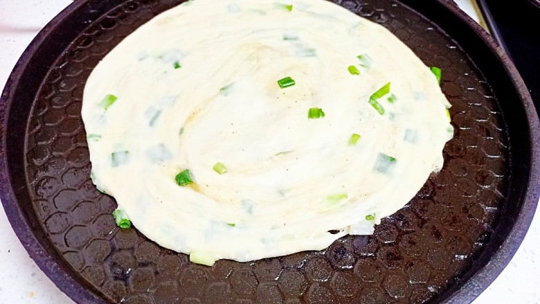 小葱五香手抓饼,放入电饼铛中