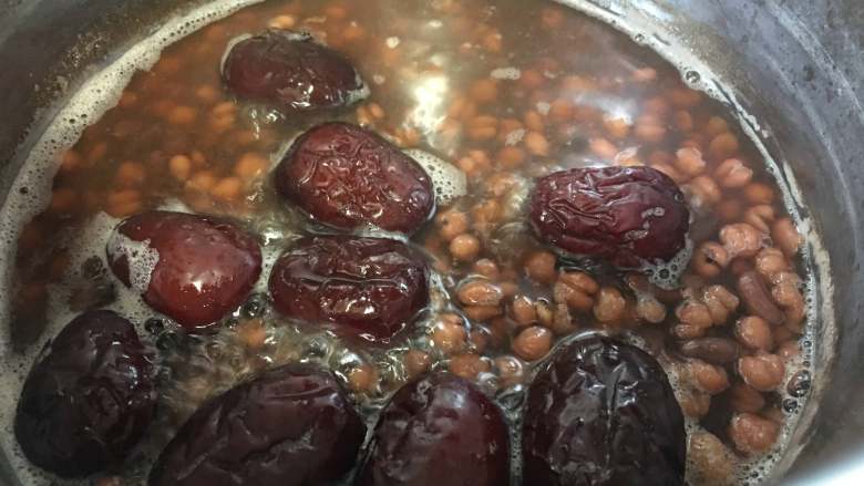 红薯圆子,大火煮开,小火慢炖40分钟至红豆薏仁成熟