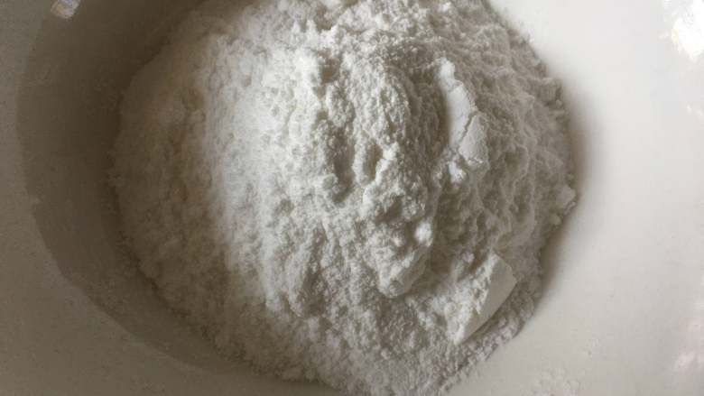 红薯圆子,准备适量的木薯粉,糯米粉也可以