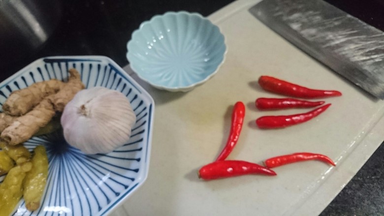 酸辣黄瓜条,小米辣凉开水洗净,去蒂