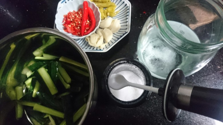 酸辣黄瓜条,瓶子中倒入三分之一的凉白开,三小勺盐