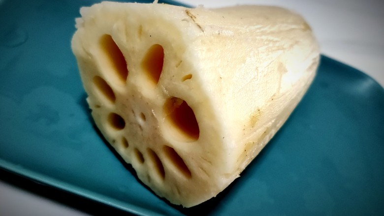 醋溜藕片,刨去外皮