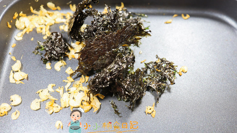 6个月以上辅食虾皮紫菜粉,锅里放入紫菜,这个紫菜已经是紫菜碎了很方便直接炒