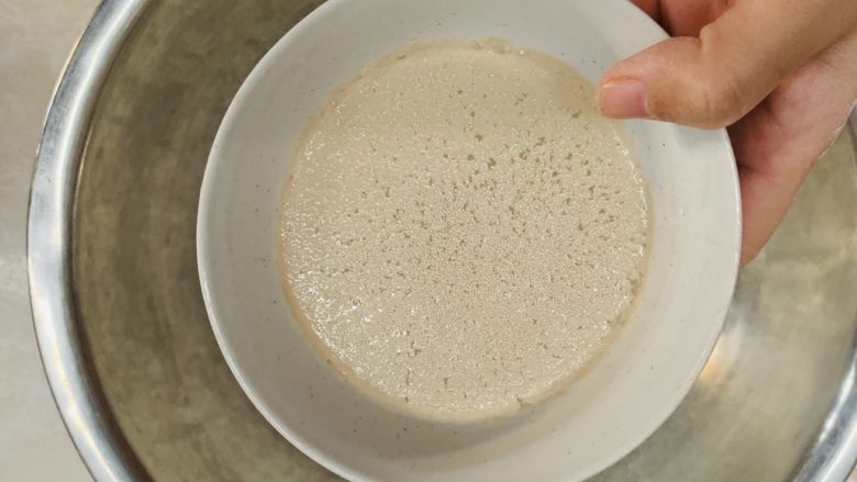 法棍面包🥖,酵母用温水化开,倒入面粉搅拌均匀成絮状。