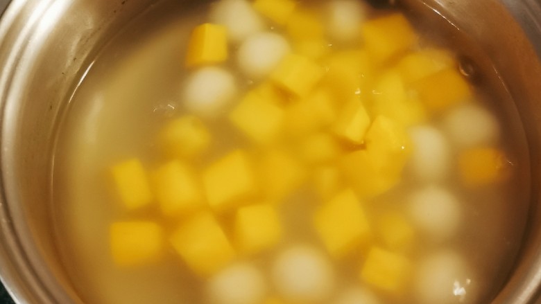 红薯圆子,用勺子慢慢推动 以免糯米圆子粘连