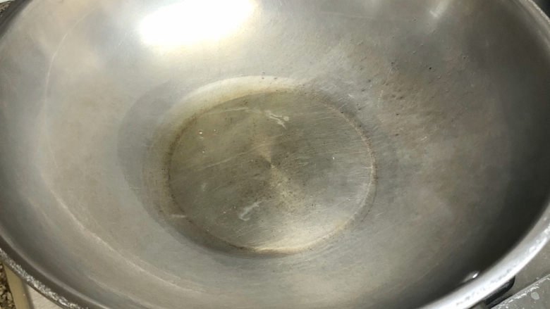 千里莺啼绿映红➕凉拌三彩豆皮,热锅加入适量食用油,中火八成热(微微冒烟)