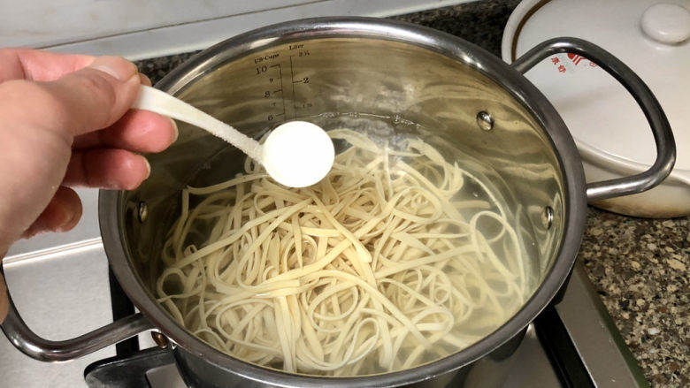 千里莺啼绿映红➕凉拌三彩豆皮,加一茶匙食盐