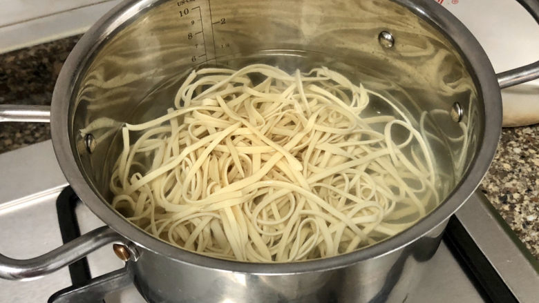 千里莺啼绿映红➕凉拌三彩豆皮,坐锅烧水,水开下豆皮