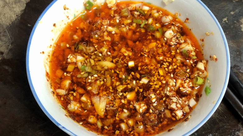 千里莺啼绿映红➕凉拌三彩豆皮,加入适量凉白开,搅拌均匀