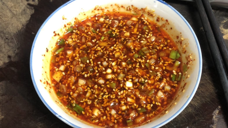 千里莺啼绿映红➕凉拌三彩豆皮,尝下咸淡,可以根据个人口味调整咸淡和酸度